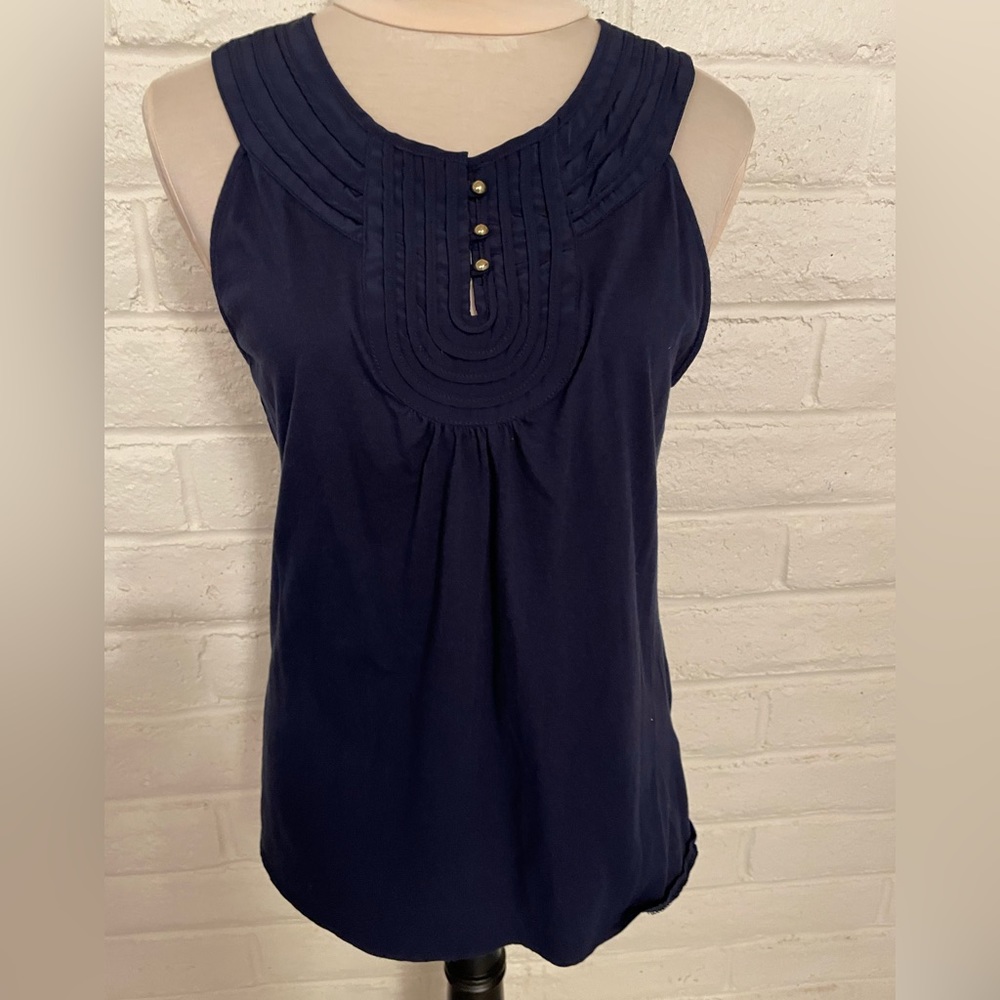 Banana Republic Sleeveless Blouse, scoop neck, key hole & button closure, sz M